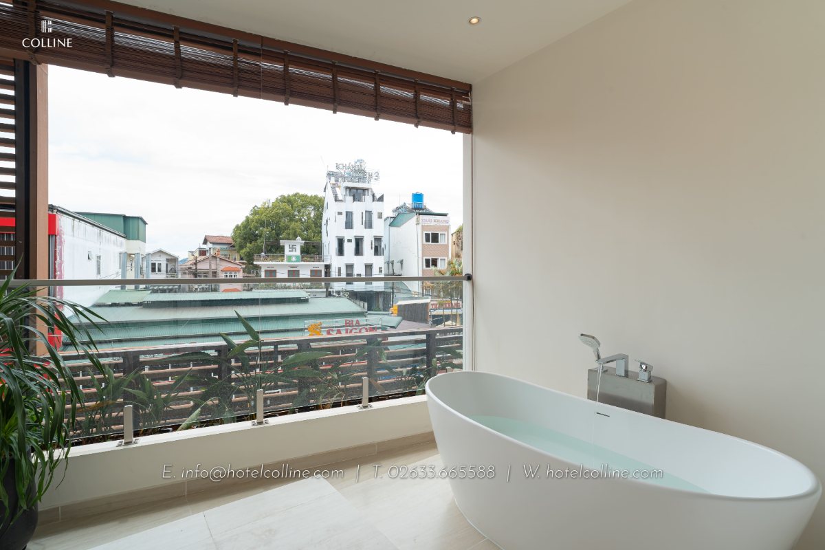 Bathtub with a city view at Colline Dalat