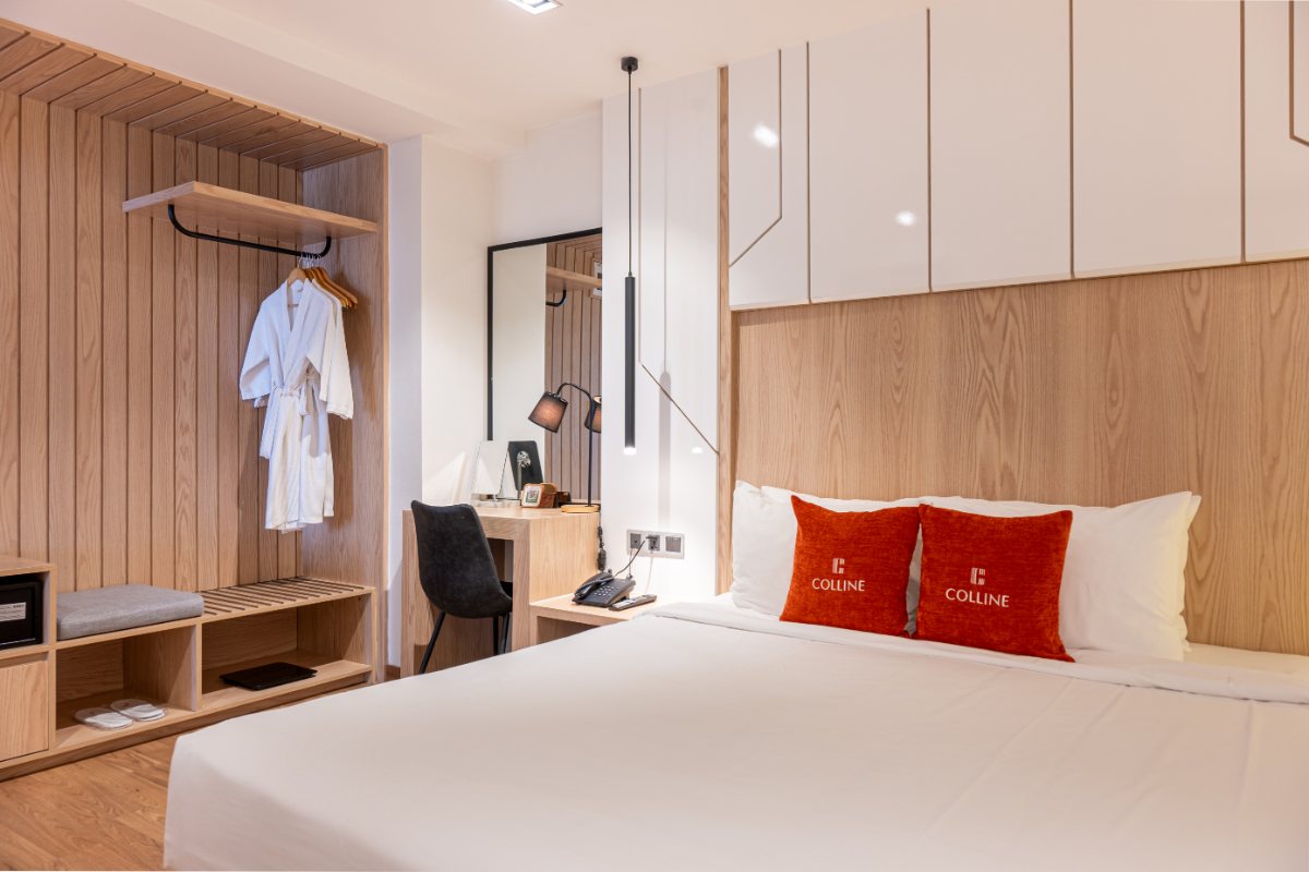 King bed in the Superior room at Colline Dalat