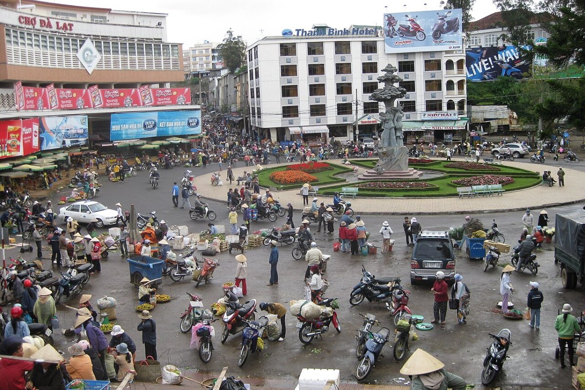 Busy roundabout and stalls in front of Da Lat Market