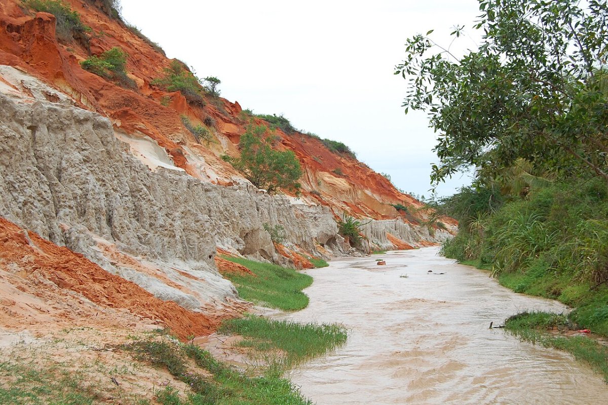 Halal Restaurants in Mui Ne 2026: Every Halal Option Checked, with Mosque and Seafood Tips Shallow Fairy Stream running between red and white sandstone banks in Mui Ne