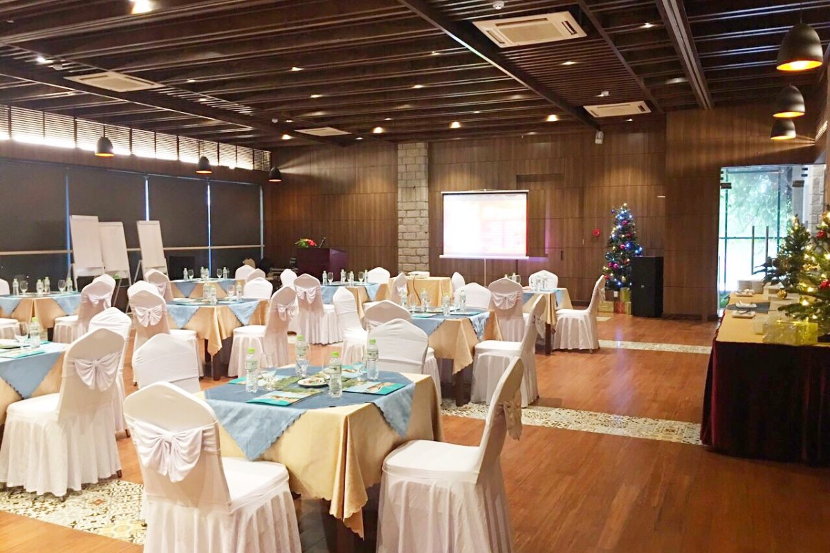 Restaurant dining room at Hoang Ngoc Beach Resort
