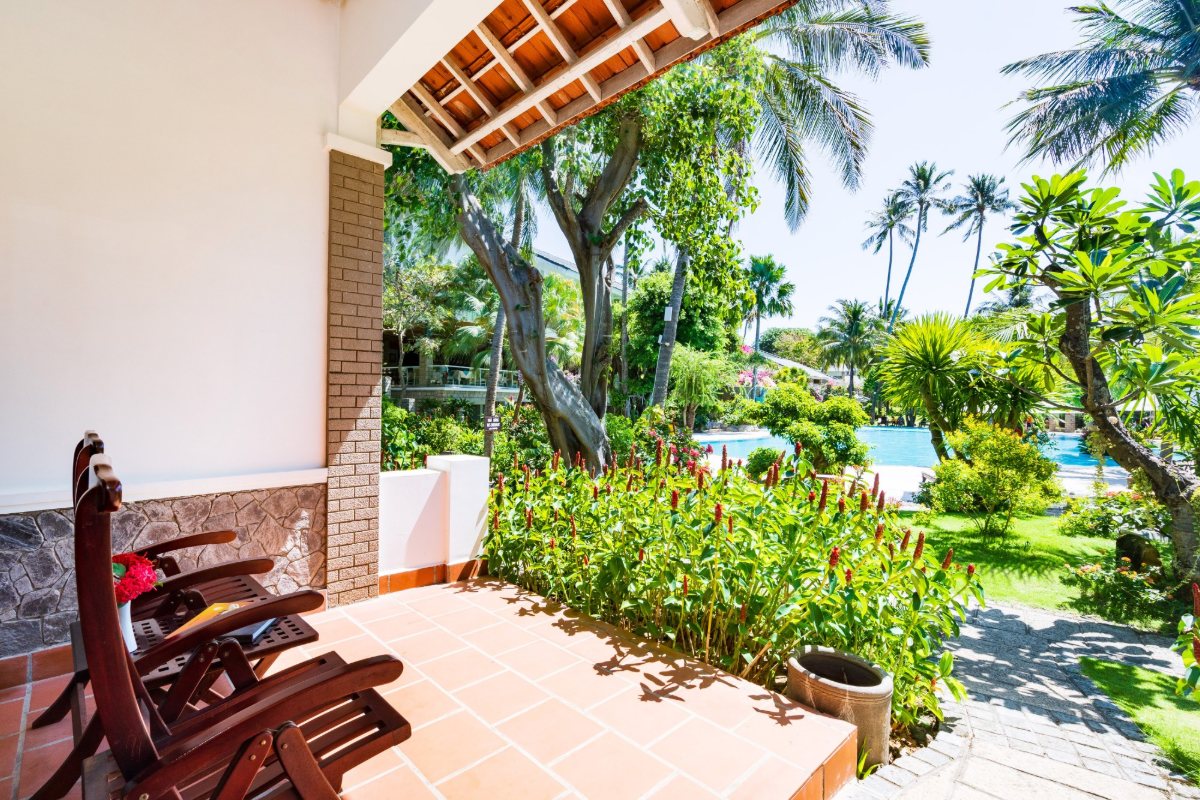 Hoang Ngoc Beach Resort Terrace under the coconut palms at Hoang Ngoc Beach Resort