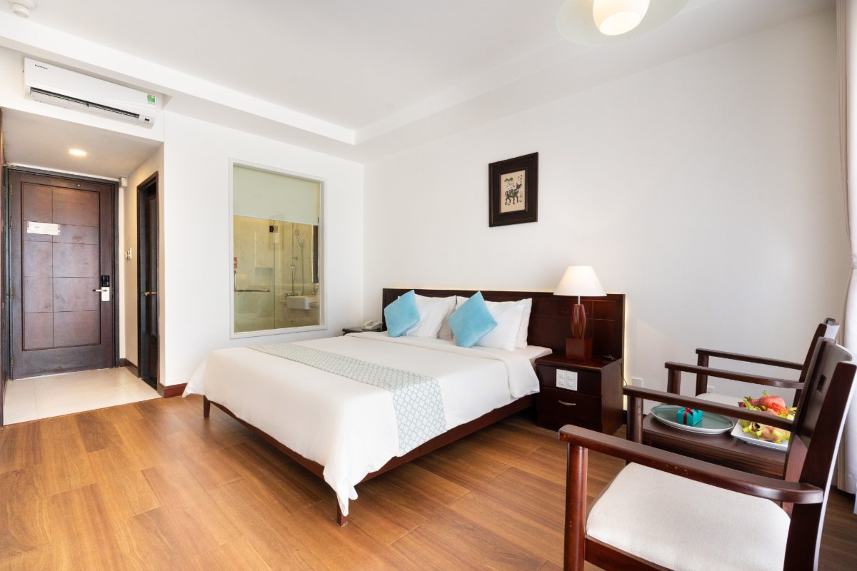 Bed in the Superior Ocean View room at Hoang Ngoc Beach Resort