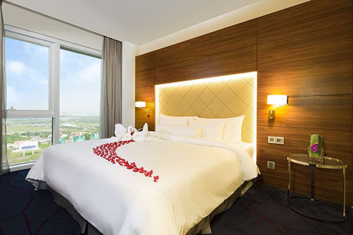Bed in a Premier River View room at Liberty Central Saigon Riverside
