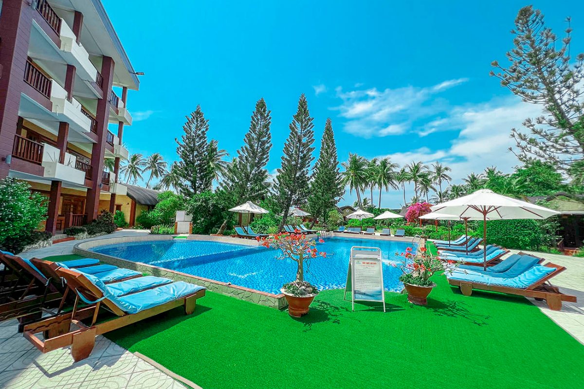 Pool with loungers at Little Mui Ne Cottages