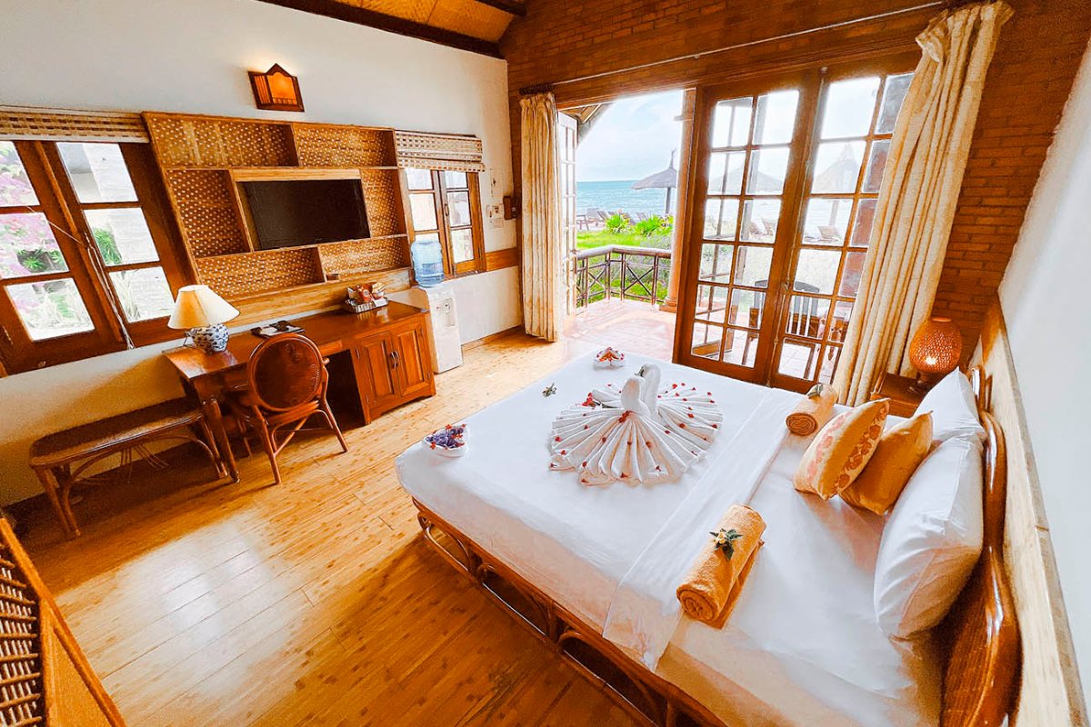 Bed in the Beachfront Bungalow at Little Mui Ne Cottages