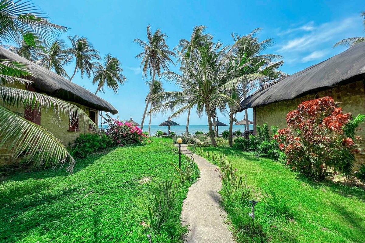 Little Mui Ne Cottages Resort Garden path to the beach at Little Mui Ne Cottages