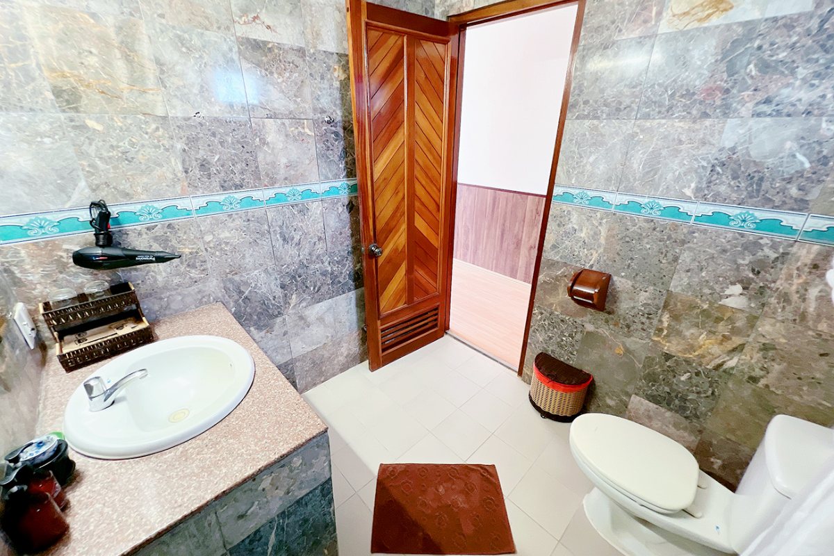 Bathroom of the Garden View room at Little Mui Ne Cottages