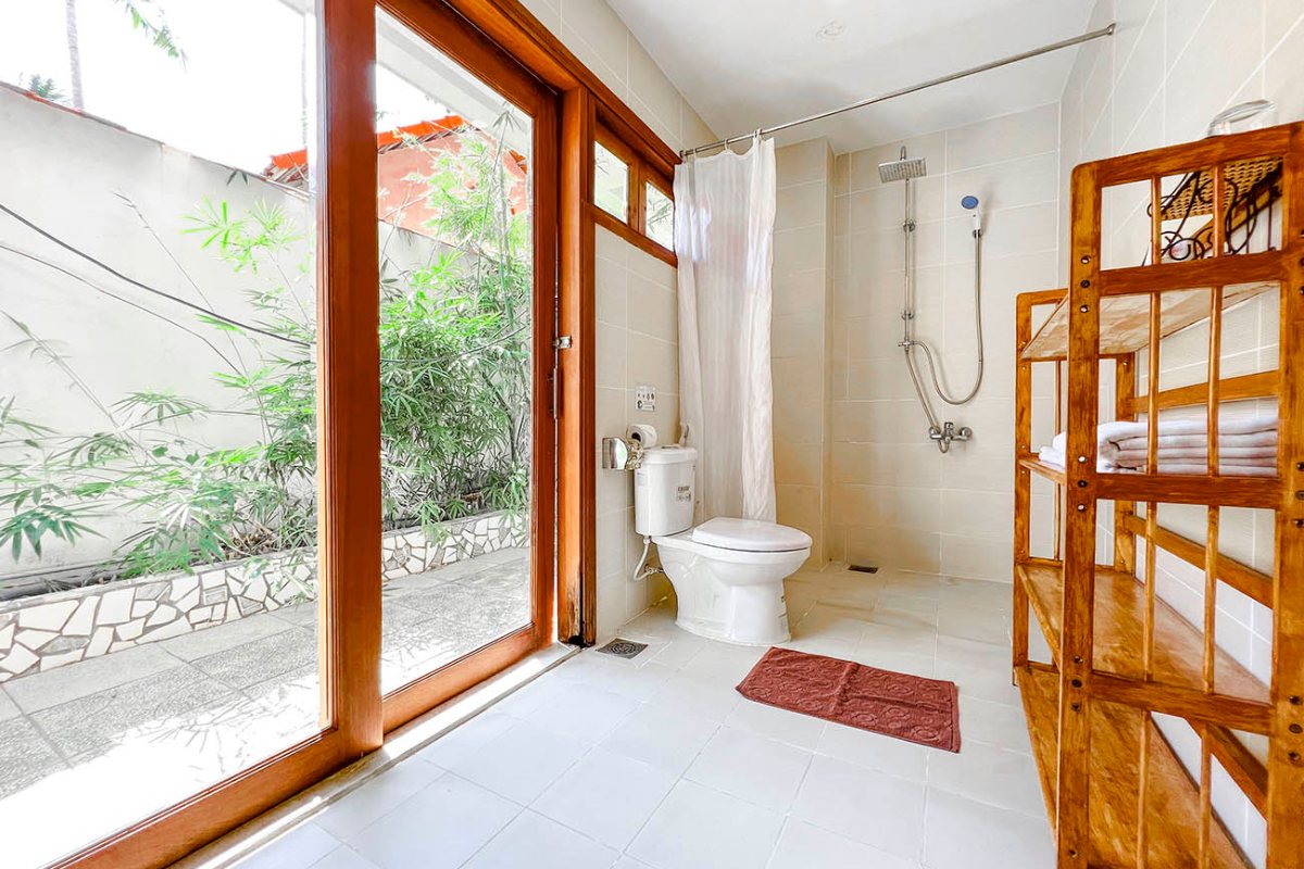 Bathroom of the Pool View room at Little Mui Ne Cottages