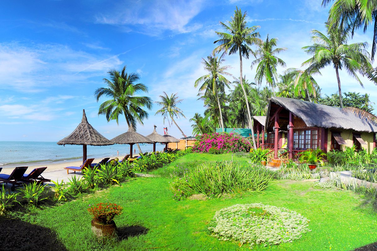 Garden and bungalows by the beach at Little Mui Ne Cottages