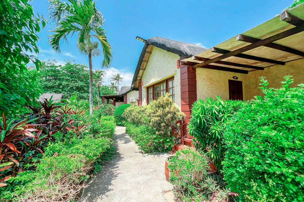 Garden path between the bungalows at Little Mui Ne Cottages