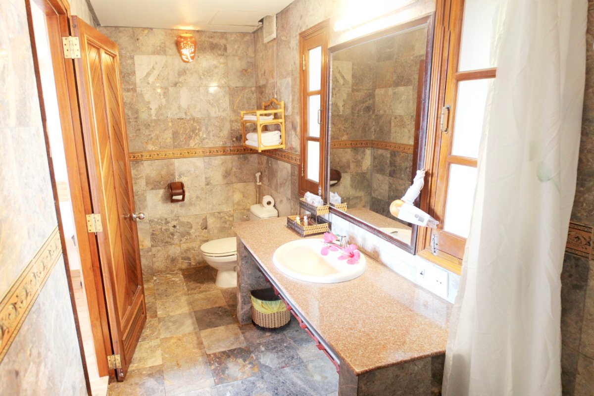 Bathroom of the Sea View Bungalow at Little Mui Ne Cottages