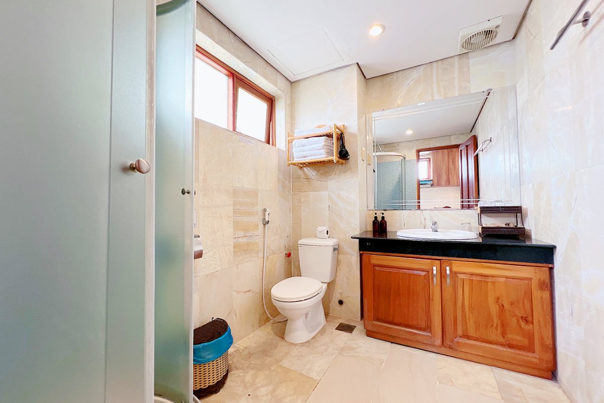 Bathroom of the Two Queen room at Little Mui Ne Cottages