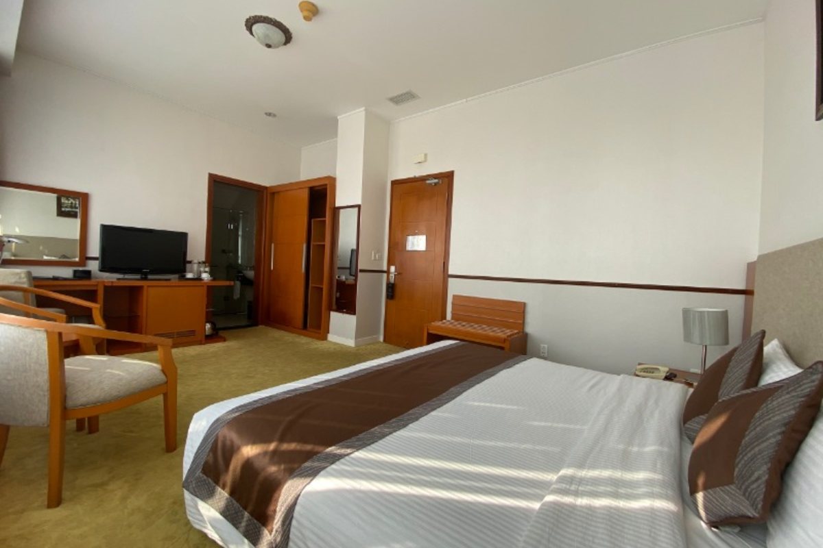 Deluxe King room at Muong Thanh Holiday Dalat