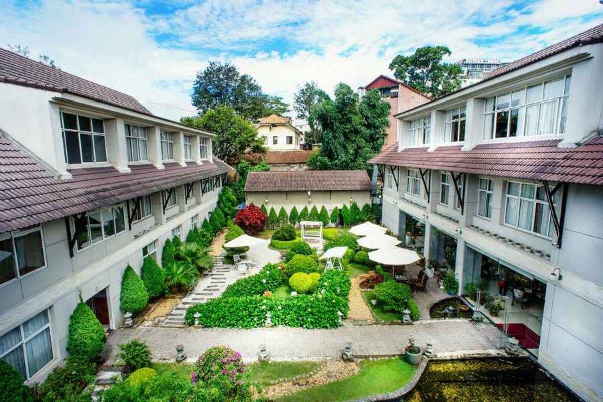 Muong Thanh Holiday Dalat Hotel Flower-garden courtyard at Muong Thanh Holiday Dalat