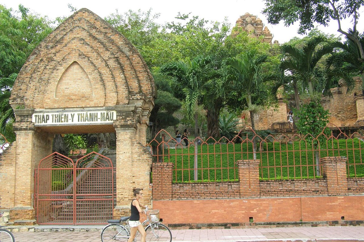 Halal Restaurants in Nha Trang 2026: 7 Verified Places by Area, from the Tourist Quarter to the Cham Kitchen Brick gate and Cham towers of Po Nagar in Nha Trang