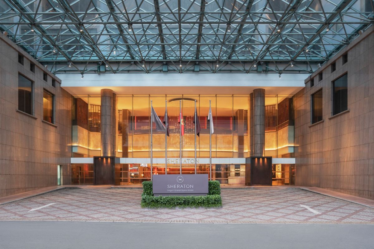 Driveway and arrival area at Sheraton Saigon Grand Opera Hotel