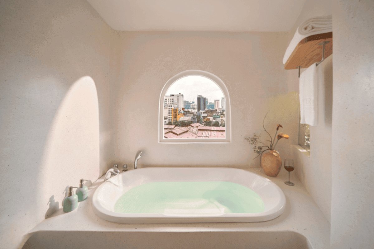Bathtub by the window in the Splendid room