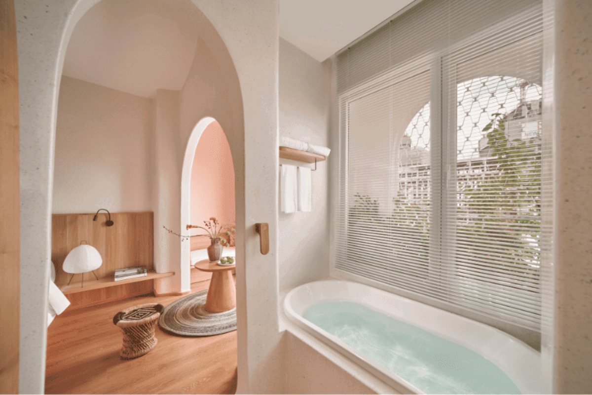 Square Suite bathroom at Silverland Ben Thanh
