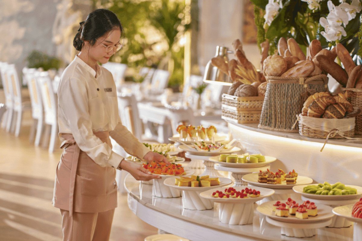 Silverland Mây Hotel Breakfast buffet at Silverland Mây Hotel
