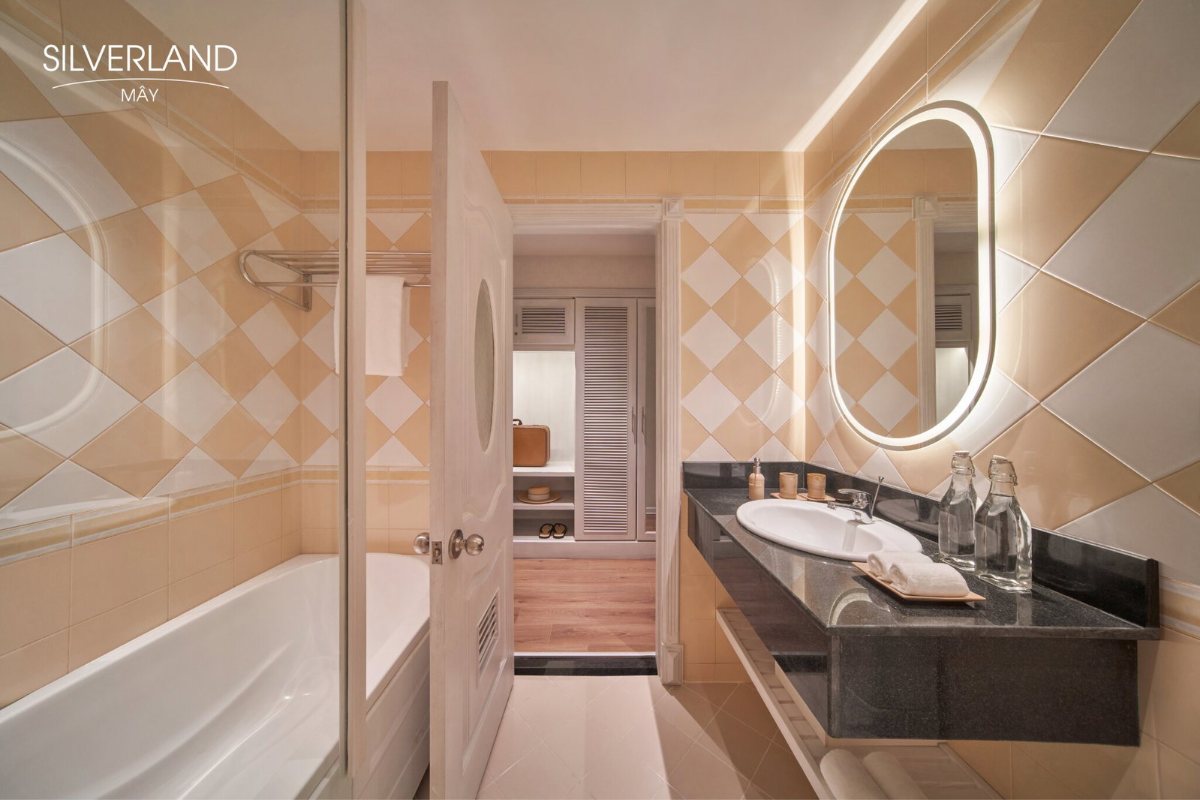 Flamboyant double room at Silverland Mây Hotel
