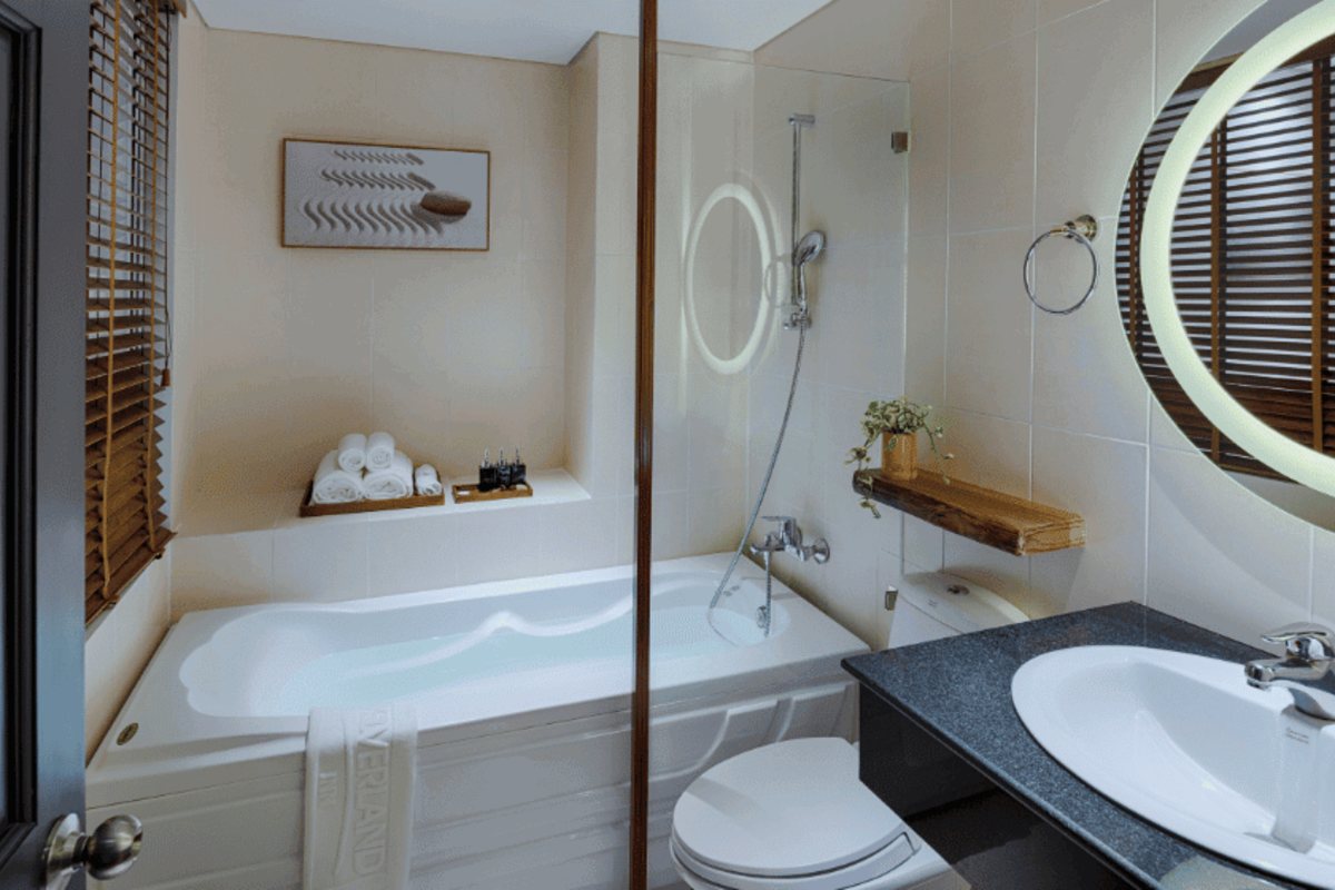 Deluxe room bathroom with bathtub at Silverland Min Hotel