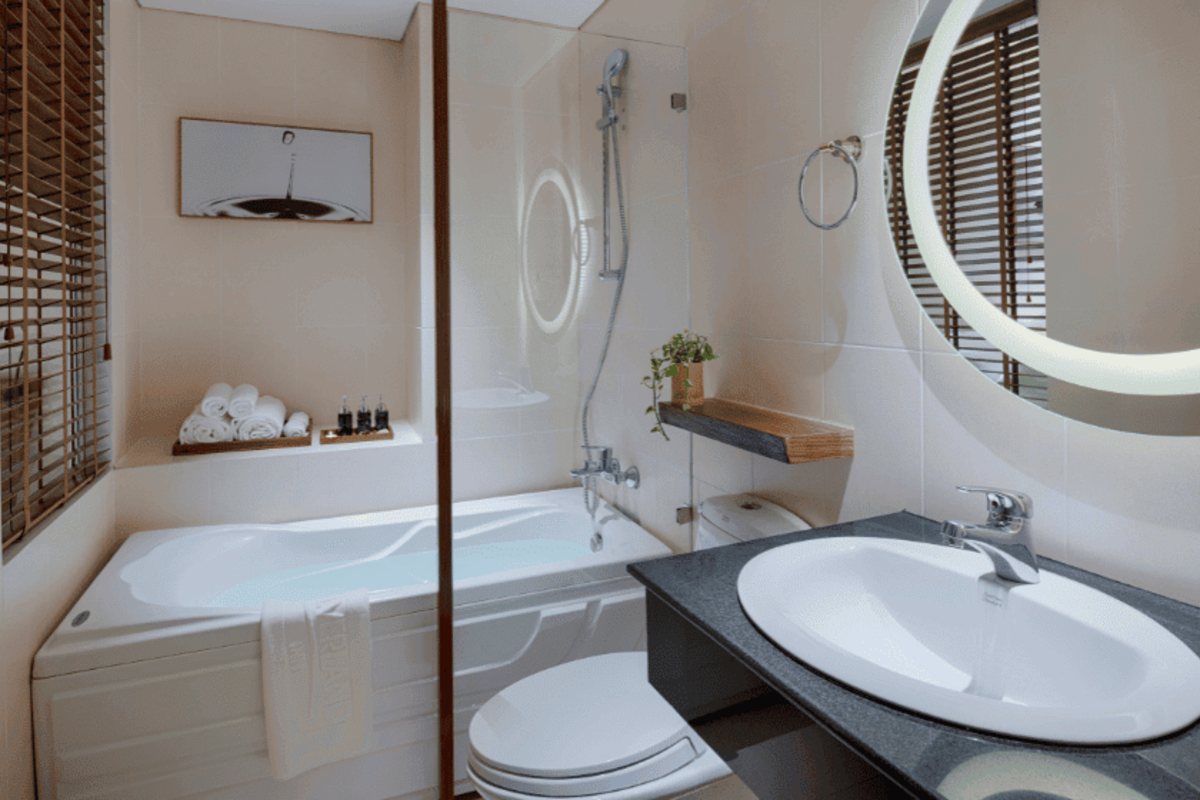 Min Suite bathroom at Silverland Min Hotel