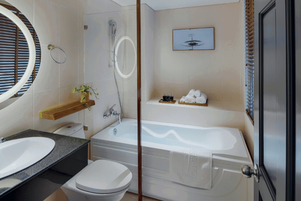 Premier Deluxe bathroom with bathtub at Silverland Min Hotel