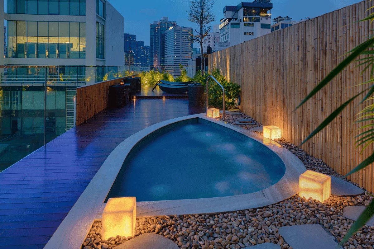 Rooftop jacuzzi at Silverland Min Hotel