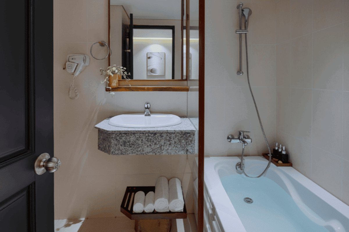Bathroom of the Superior room at Silverland Min Hotel
