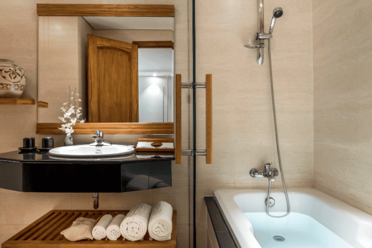 Deluxe room bathroom at Silverland Yen Hotel