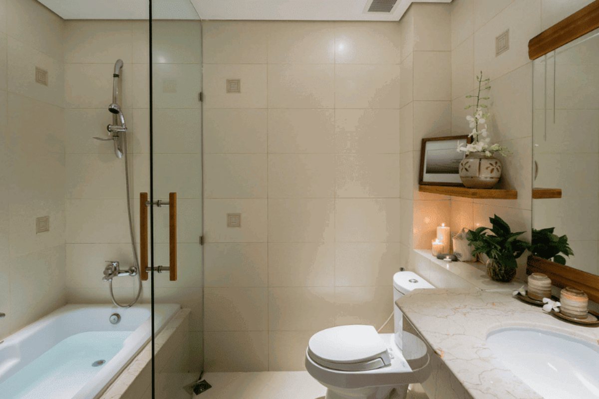 Executive room bathroom at Silverland Yen Hotel