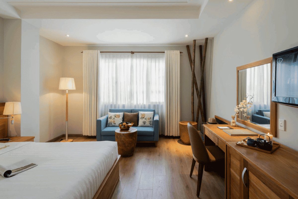 Executive room with sofa at Silverland Yen Hotel