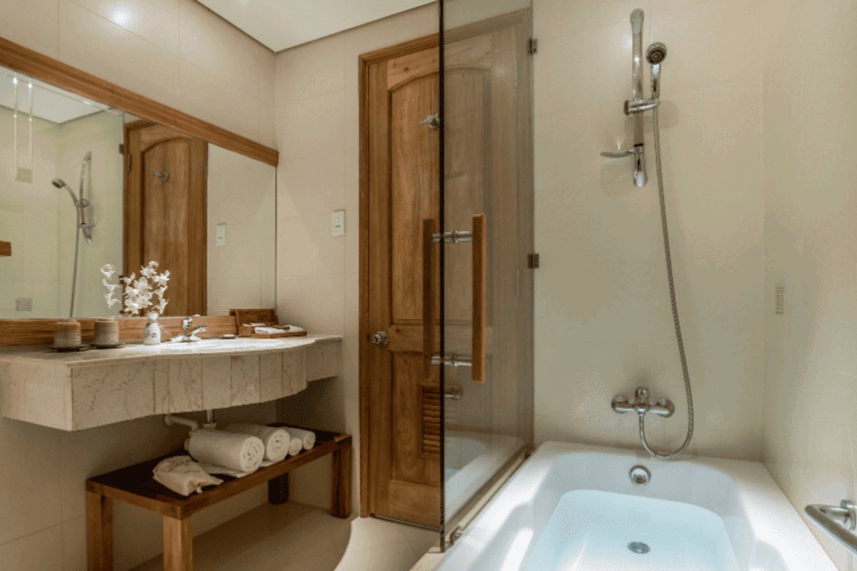 Premier room bathroom at Silverland Yen Hotel