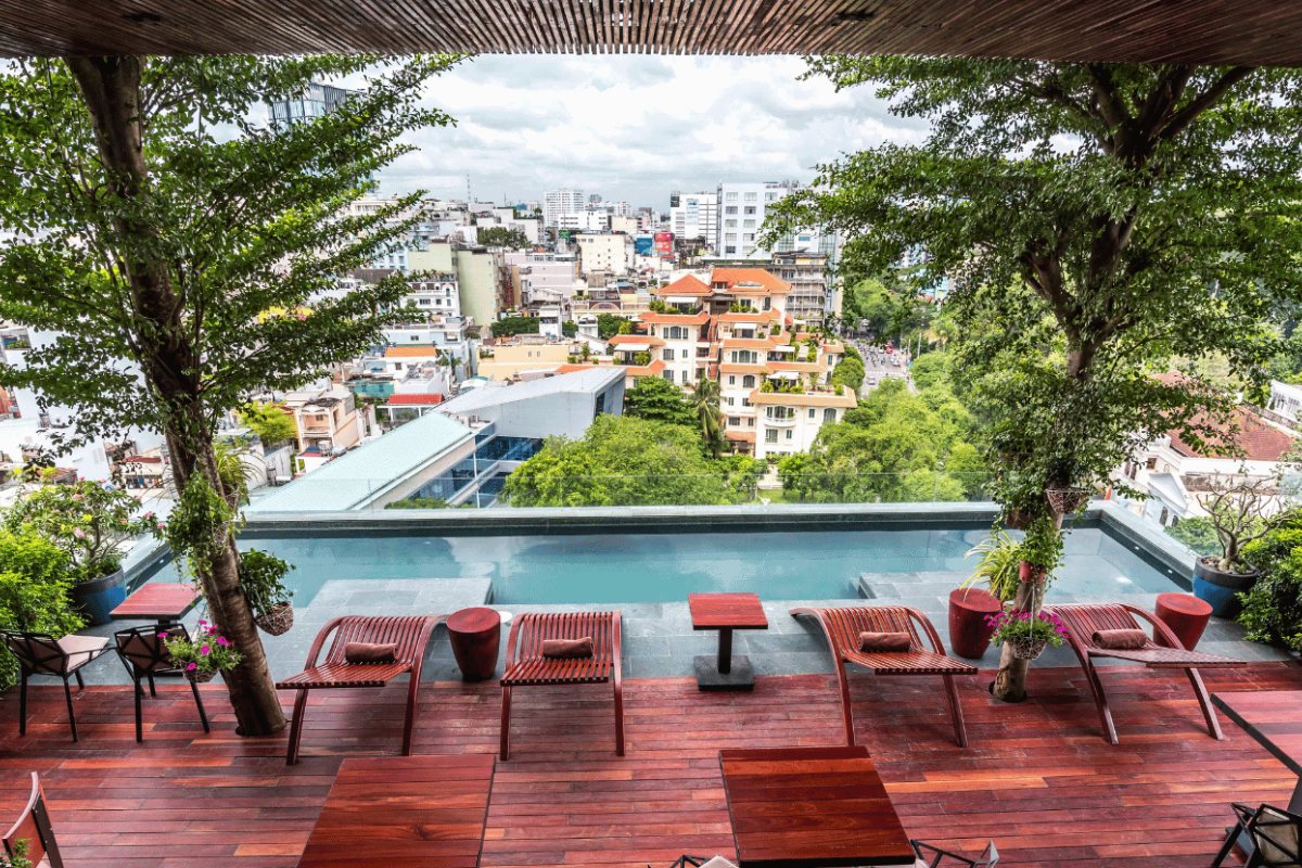 Rooftop outdoor jacuzzi at Silverland Yen Hotel