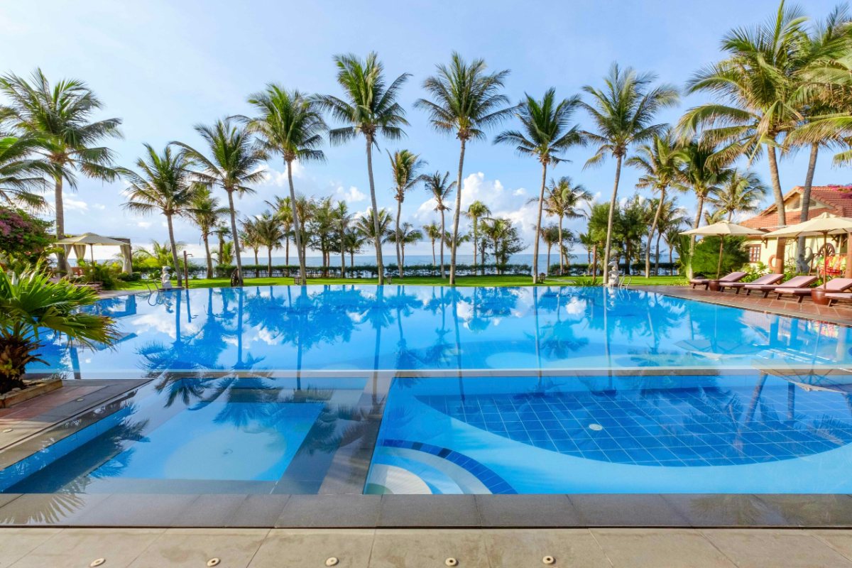 Sunny Beach Resort & Spa Pool by the beach at Sunny Beach Resort & Spa