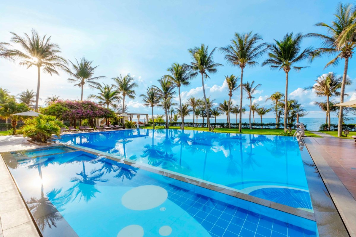 Swimming pool and palm trees at Sunny Beach Resort & Spa