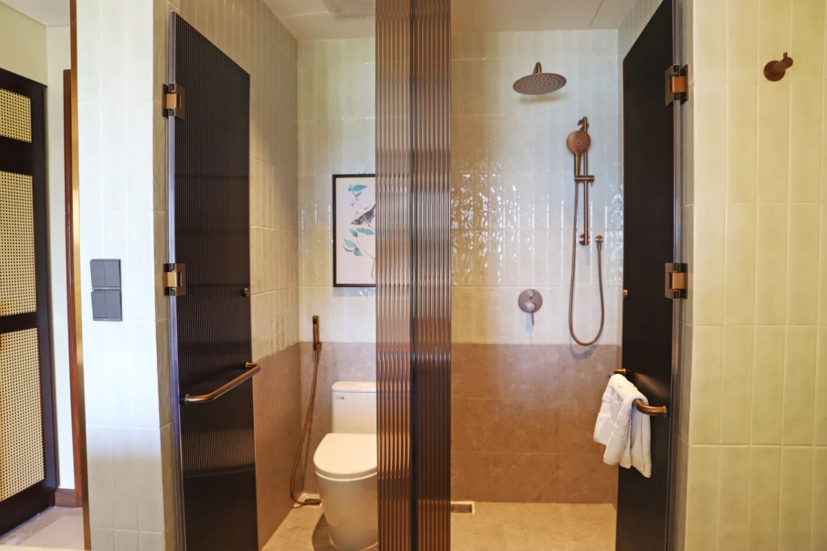 Bathroom of the Premier Sea View room at Sunny Beach Resort & Spa